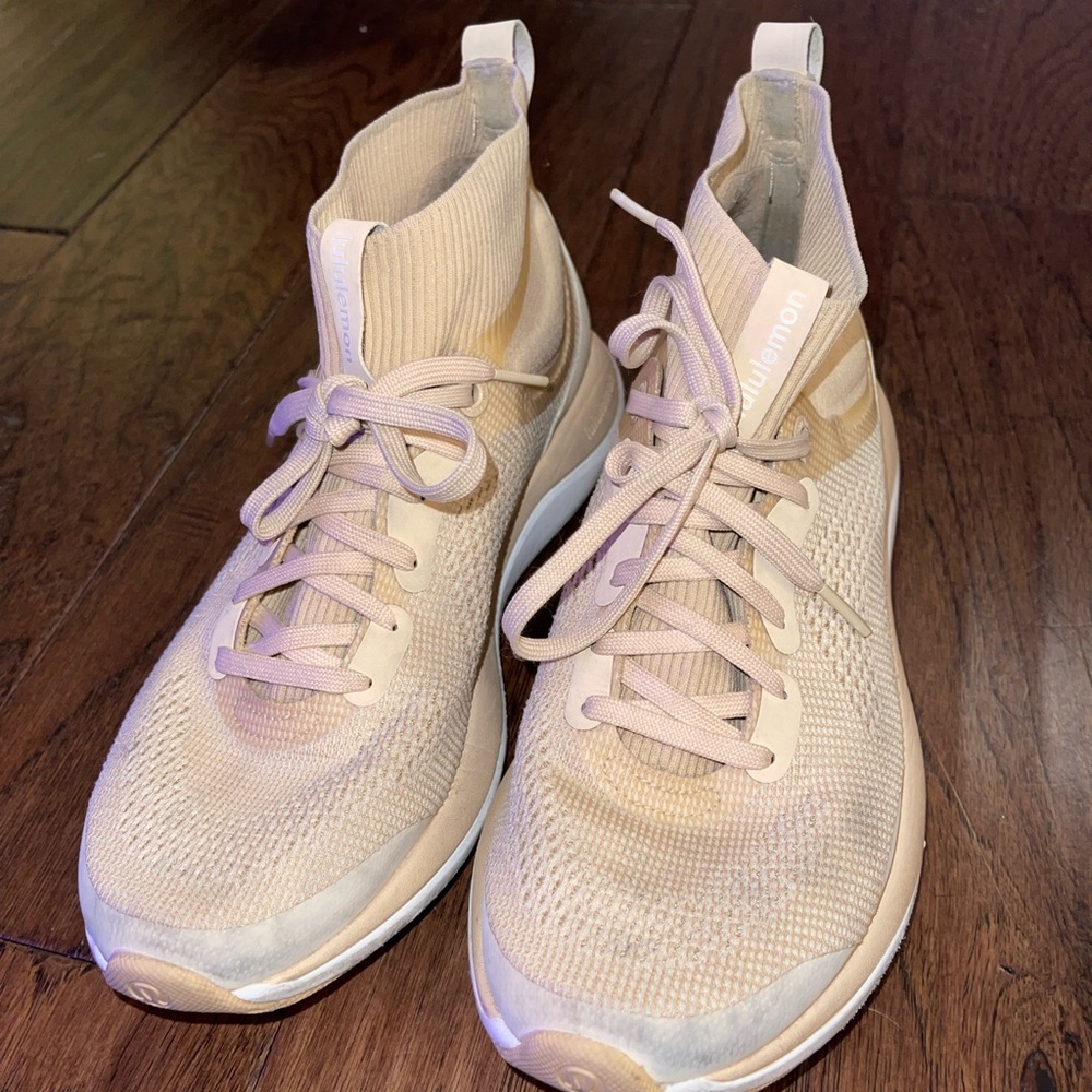 lululemon Chargefeel mid Workout Beige
